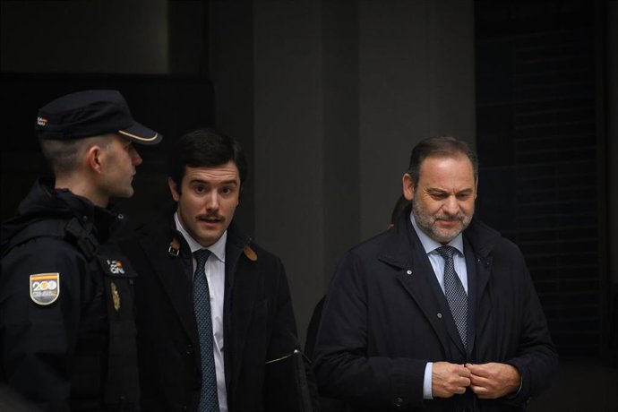 El ex ministro de Transportes José Luis Ábalos (1d) sale de declarar al Tribunal Supremo, a 20 de febrero de 2025, en Madrid (España). Ábalos está citado para que declare como imputado en el Tribunal Supremo (TS) por la presunta adjudicación de contratos 