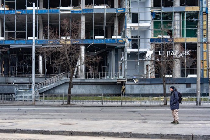 Archivo - 20 January 2025, Ukraine, Kyiv: A man stands in front of a building that sustained damage from a Russian attack over the weekend in Kyiv. Russia launched a missile attack on the Shevchenkivski district of Kyiv in the early morning hours of Janua