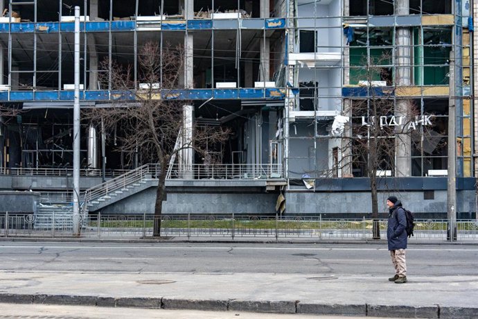 Archivo - Arquivo - 20 de janeiro de 2025, Ucrânia, Kiev: Um homem está em frente a um prédio que sofreu danos de um ataque russo no fim de semana em Kiev. A Rússia lançou um ataque com mísseis contra o distrito de Shevchenkivski, em Kiev, nas primeiras h