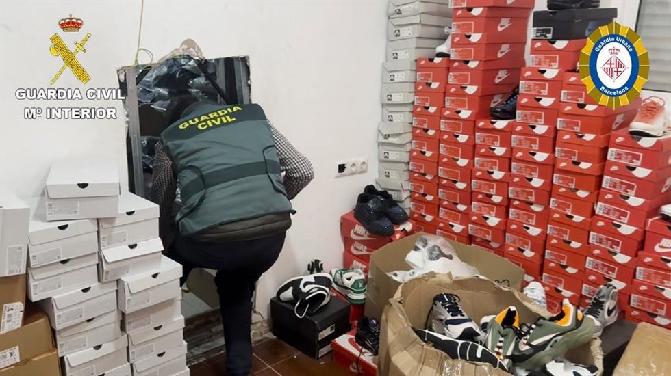 Intervienen 27.000 artículos falsificados de una organización que abastecía material a Barcelona