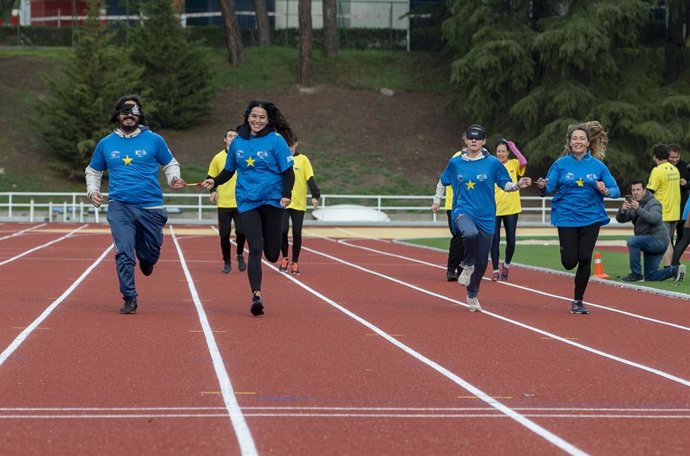 Archivo - El atleta paralímpico, Álvaro del Amo(1i), la eurodiputada de Vox, Mireia Borrás(2i), y la eurodiputada del PP, Susana Solís(1d), durante el evento deportivo ‘Unidos por la Discapacidad’, en el Centro de Alto Rendimiento del Consejo Superior de 