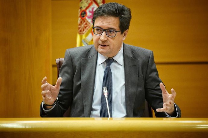 O Ministro da Transformação Digital e da Função Pública, Óscar López, comparece perante a Comissão de Transformação Digital, no Senado, em 26 de fevereiro de 2025, em Madri (Espanha). Óscar López compareceu para apresentar um relato sobre as linhas de