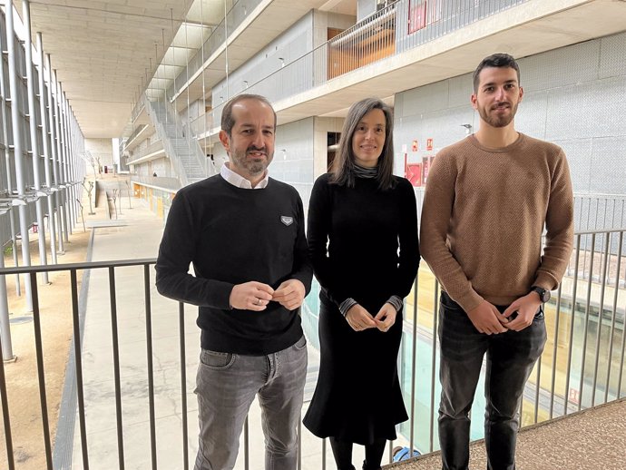 De izquierda a derecha, los investigadores de SeesLab Roger Guimerà, Marta Sales-Pardo y Oriol Cabanes, que han impulsado el estudio.