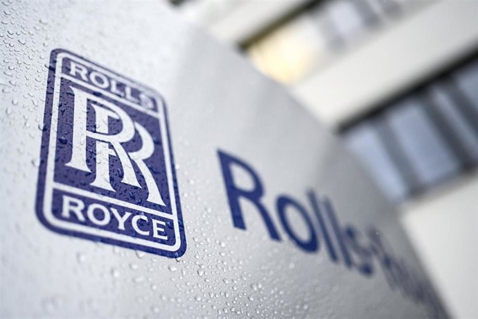 Archivo - FILED - 01 March 2019, Baden-Wuerttemberg, Friedrichshafen-Fischbach: The logo of the Aerospace company Rolls-Royce Holdings is pictured in front of its plant in Friedrichshafen. Photo: Felix Kästle/dpa