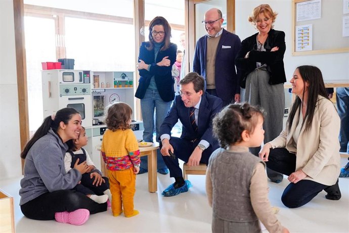 El alcalde de Madrid, José Luis Martínez-Almeida, ha empezado a entrenar de cara a su próxima paternidad visitando la escuela infantil María Moliner, en el Paseo de la Dirección número 305