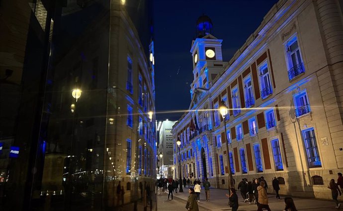 Archivo - La fachada de la Real Casa de Correos se ilumina de color azul para conmemorar el Día Mundial del Riñón