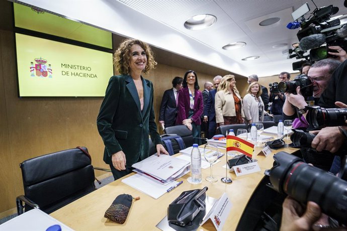 A Primeira Vice-Presidente do Governo e Ministra das Finanças, María Jesús Montero, durante o Conselho de Política Fiscal e Financeira (CPFF), na sede do Ministério, em 26 de fevereiro de 2025, em Madri (Espanha). O governo central e as comunidades autôno