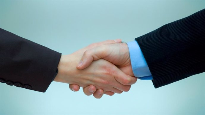 Archivo - Dos personas estrechando la mano