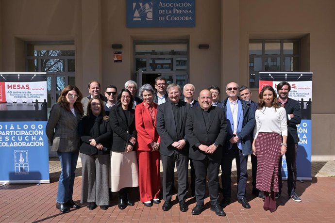 Foto de familia de los responsables del Cabildo Catedral de Córdoba y de los medios de comunicación participantes en la sexta Mesa de Encuentro que organiza la institución capitular.