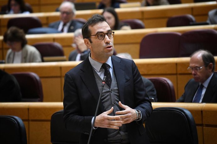 El ministro de Economía, Comercio y Empresa, Carlos Cuerpo, durante una sesión de control, en el Senado, a 25 de febrero de 2025, en Madrid (España). El Gobierno responde una semana más a las preguntas del Senado en una sesión de control marcada una vez m