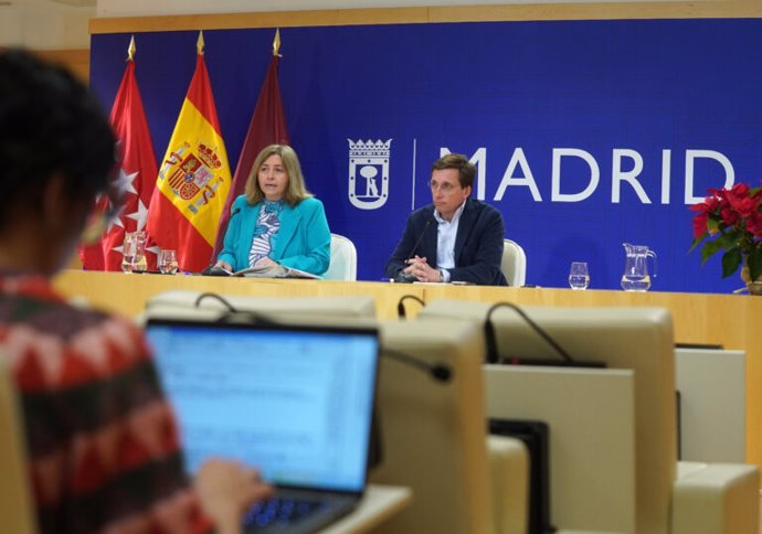Archivo - El alcalde de Madrid, José Luis Martínez-Almeida, y la portavoz del Ejecutivo, Inma Sanz, en la rueda de prensa posterior a la Junta de Gobierno