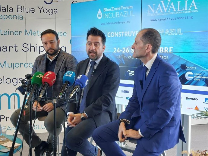El delegado de la Zona Franca de Cádiz, Fran González, el CEO de Navalia Meeting, Javier Arnau, acompañados por el vicepresidente del Clúster Marítimo Naval de Cádiz, Jesús Rodríguez, presentan el Blue Zone Forum y Navalia Meeting