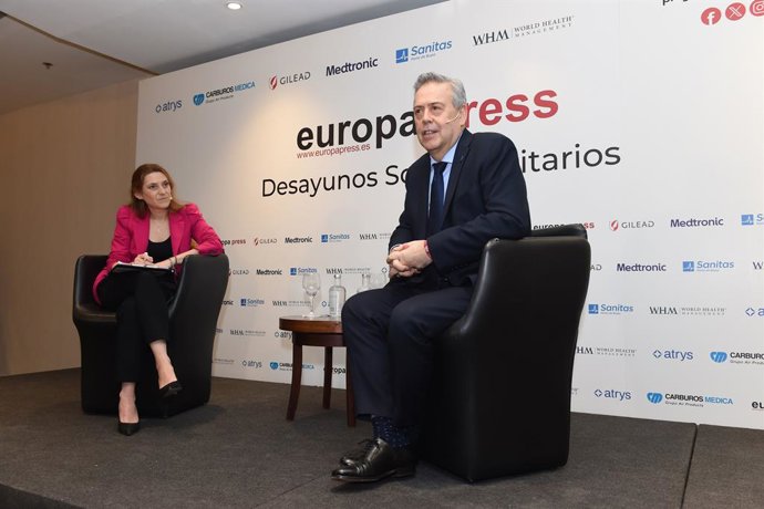 A diretora de Saúde e Infosalus da Europa Press, Cristina Velázquez, e o Ministro Regional da Saúde da Xunta de Galicia, Antonio Gómez Caamaño, durante um Café da Manh Socio-Sanitário da Europa Press, no Hotel Eurostars Madrid Tower, em 27 de fevereiro