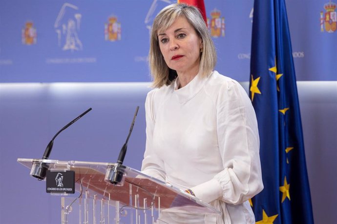 La portavoz de Sumar en el Congreso, Verónica Martínez, durante una rueda de prensa posterior a la Junta de Portavoces, en el Congreso de los Diputados, a 25 de febrero de 2025, en Madrid (España).