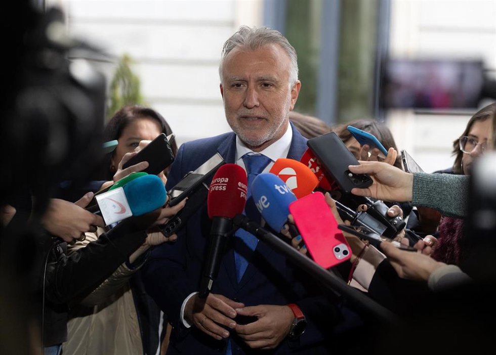 El ministro de Política Territorial y Memoria Democrática, Ángel Víctor Torres, ofrece declaraciones a los medios a su llegada al acto de declaración de Lugar de Memoria Democrática inmaterial a las Manifestaciones en favor de la democracia del 27 de fe