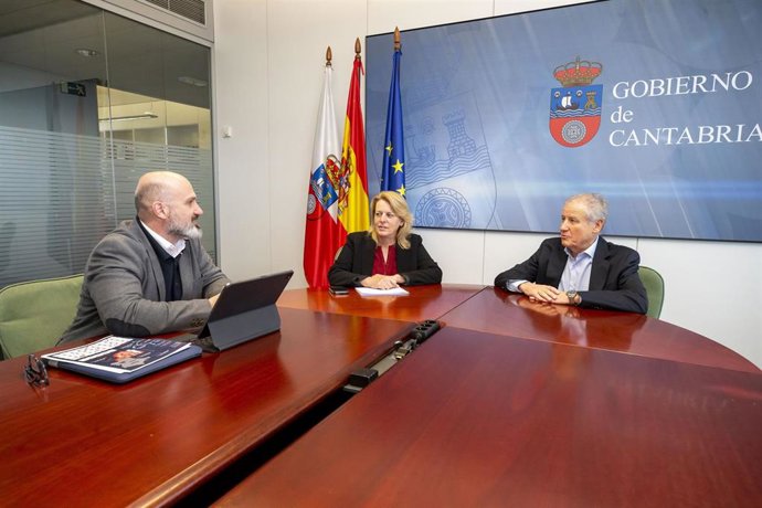 Los consejeros de Desarrollo Rural, Ganadería, Pesca y Alimentación, María Jesús Susinos, y de Industria, Empleo, Innovación y Comercio, Eduardo Arasti, se reúnen con la empresa que llevará la plataforma 'Mercado del Norte'