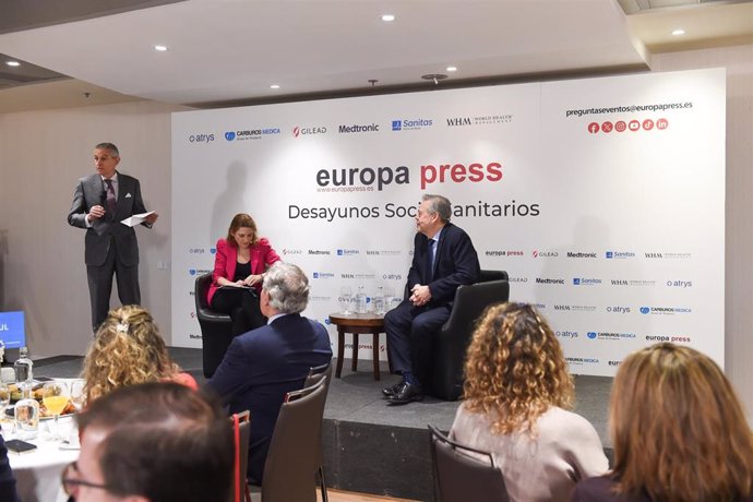 (I-D) El presidente de Europa Press, Asís Martín de Cabiedes, la jefa de Salud e Infosalus de Europa Press, Cristina Velázquez, y el consejero de Sanidad de la Xunta de Galicia, Antonio Gómez Caamaño, durante un Desayuno Socio-Sanitario de Europa Press, e