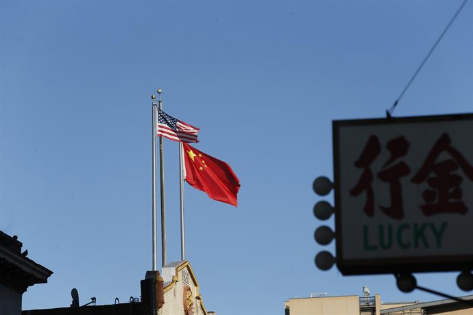 Archivo - Arquivo - Imagem de uma bandeira americana e uma bandeira chinesa em São Francisco