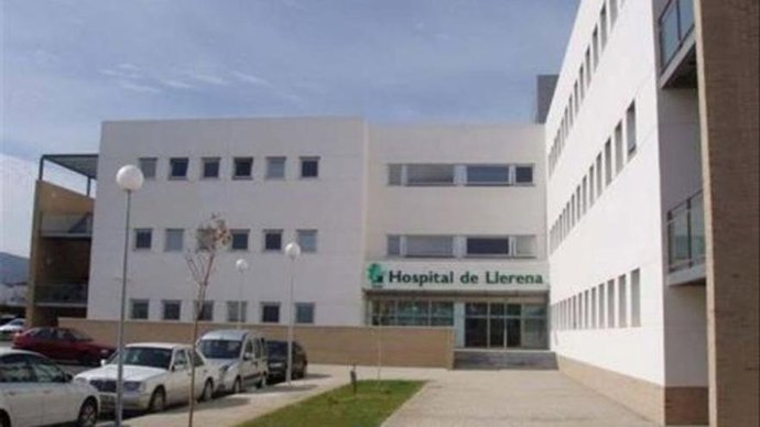 Archivo - Exterior del Hospital de Llerena.