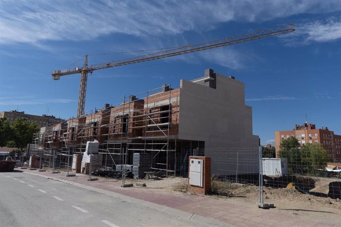 Archivo - Vista general de las obras de vivienda nueva.