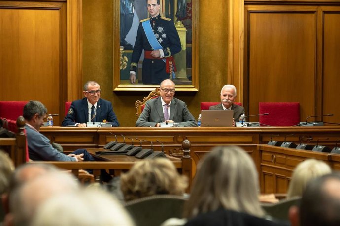 El Salón de Plenos de la Diputación de Almería acoge la conferencia 'Pavía 1525. David vence a Goliat'.