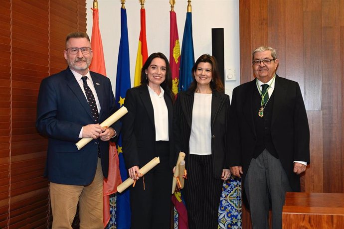 De derecha a izquierda: el presidente de la Academia de Ciencias Veterinarias de la Región de Murcia, Cándido Gutiérrez; la directora general adjunta de Cefusa, , Inmaculada Cánovas, y dos de los galardonados, María Aparicio y Carlos Piñeiro