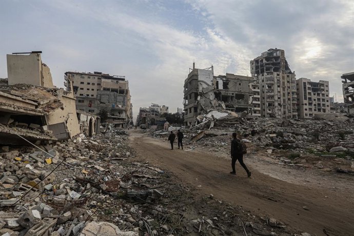 3 de fevereiro de 2025, Cidade de Gaza, Faixa de Gaza, Território Palestino: Palestinos internos caminham por uma rua entre os escombros de edifícios destruídos em meio a um cessar-fogo entre Israel e o Hamas, na Cidade de Gaza. Israel e o Hamas implement