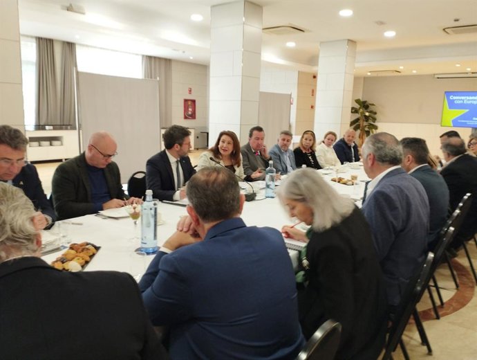 La eurodiputada y portavoz de Agricultura del Partido Popular europeo, Carmen Crespo, en una reunión con el sector de la pesca de Huelva.