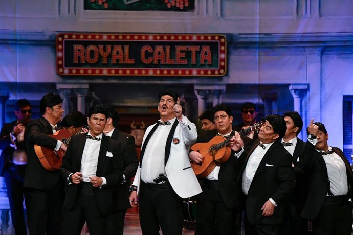 La chirigota del Yuyu actuando en el Falla durante el Concurso.