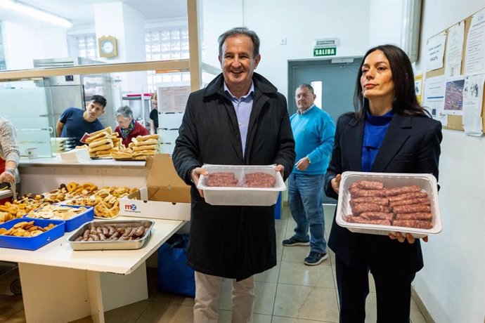 El consejero municipal de Presidencia, Ángel Lorén, y la jefa de Desarrollo Corporativo de Mercazaragoza, Alejandra Beortegui.