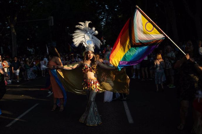 Archivo - Una mujer vestida de carnaval durante la manifestación estatal del Orgullo LGTBI+ 2024, a 6 de julio de 2024, en Madrid (España).