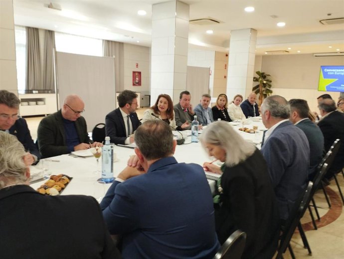La eurodiputada y portavoz de Agricultura del Partido Popular europeo, Carmen Crespo, en una reunión con el sector de la pesca de Huelva.