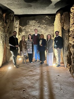 La delegada de Turismo, Andalucía Exterior, Cultura y Deporte, Teresa Herrera, en su visita al Dolmen de Soto después de la restauración.
