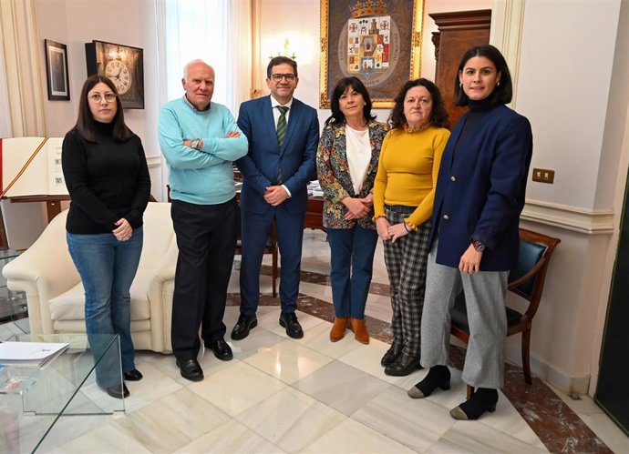 El presidente de la Diputación, Miguel Ángel Valverde, recibe a miembros del Gobierno municipal de Torre de Juan Abad.