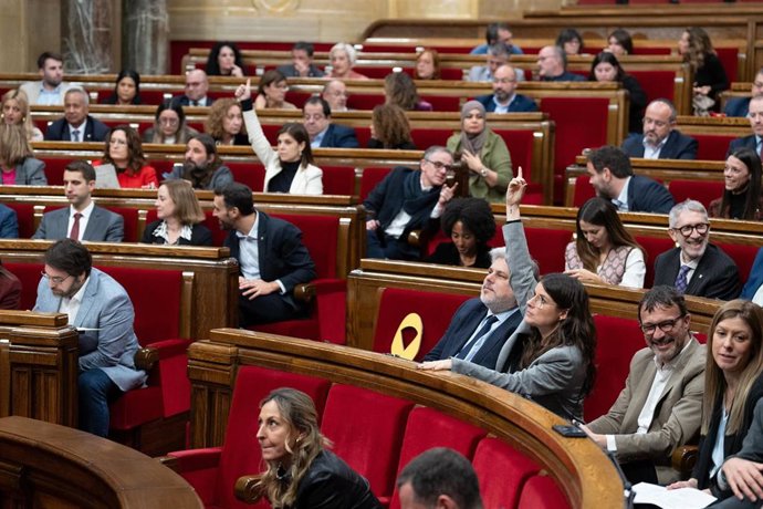 Archivo - Votaciones durante una sesión en el pleno del Parlament.
