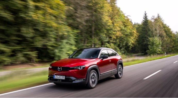 Mazda Automóviles España presenta su propio 'Moves' para el modelo MX-30 disponible desde 29.549 euros.