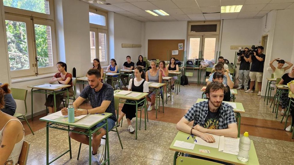 Archivo - Opositores en una de las sedes, el IES Miguel Catalán, en Zaragoza.