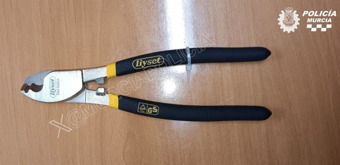 Tenazas empleadas por el arrestado para romper el candado del patinete con el fin de robarlo