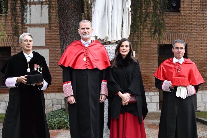 El rector del centro, José Vicente Saz Pérez, el Rey Felipe y la Reina Letizia posan a su llegada al acto de investidura como Doctor Honoris Causa por la Universidad de Alcalá, a 27 de febrero de 2024, en Madrid (España).