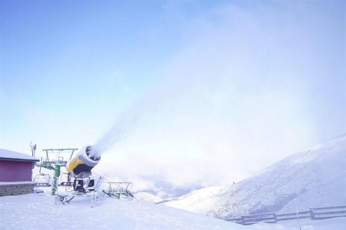 Archivo - Una máquina echa nieve a la estación de esquí de Valdezcaray