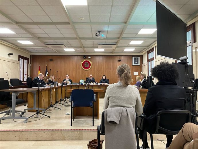 El acusado (d), de espaldas, en la Audiencia Provincial de Palma.