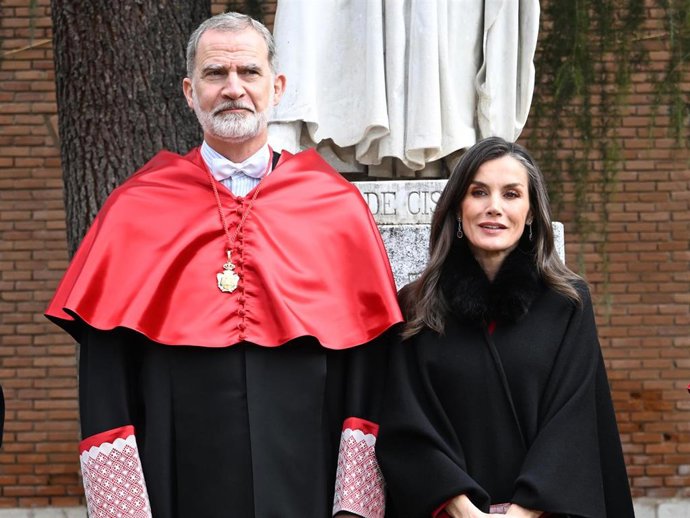 El Rey Felipe y la Reina Letizia posan a su llegada al acto de investidura del Monarca como Doctor Honoris Causa por la Universidad de Alcalá