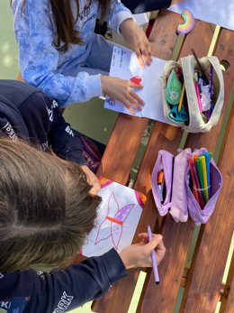 Alumnado dibuja al aire libre.