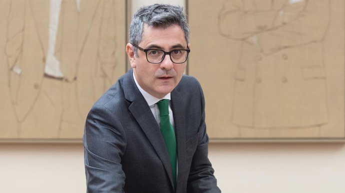 El ministro de la Presidencia, Justicia y Relaciones con las Cortes, Felix Bolaños, llega a la Comisión de Justicia, en el Congreso de los Diputados, a 27 de febrero de 2025, en Madrid (España).