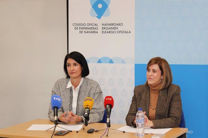 La presidenta del Colegio de Enfermeras de Navarra, Isabel Iturrioz (i), y la vocal de Investigación, Idoia Pardavila.