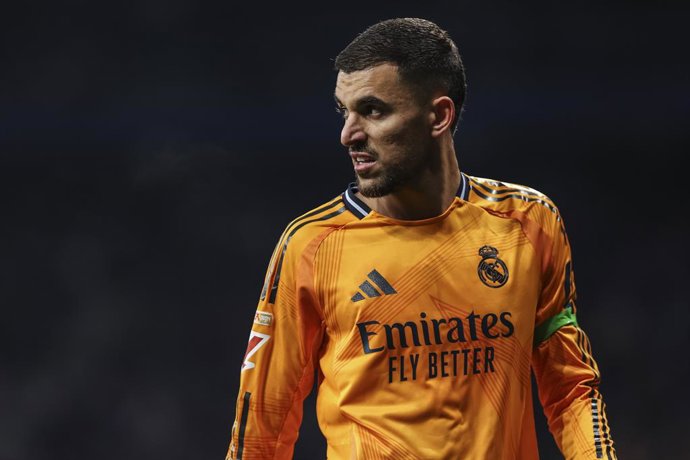 Dani Ceballos, do Real Madrid, observa durante a partida de futebol do Campeonato Espanhol, La Liga EA Sports, disputada entre RCD Espanyol e Real Madrid no Estádio RCDE em 1º de fevereiro de 2025 em Cornella, Barcelona, Espanha.