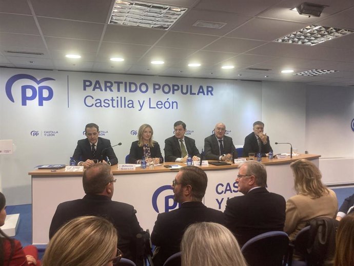 Conrado Íscar (i), Alicia García, Alfonso Fernández Mañueco, Jesús Julio Carnero y Francisco Vázquez.