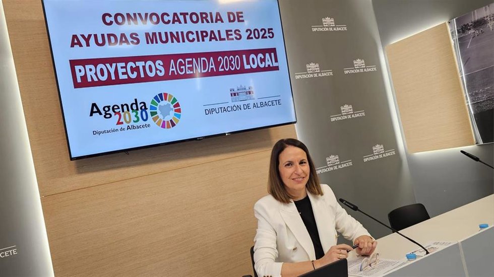 La diputada Yolanda Ballesteros durante la presentación de la convocatoria.
