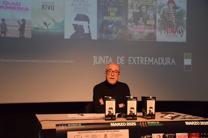 El director de la Filmoteca de Extremadura, Antonio Aparicio, presenta la programación de marzo
