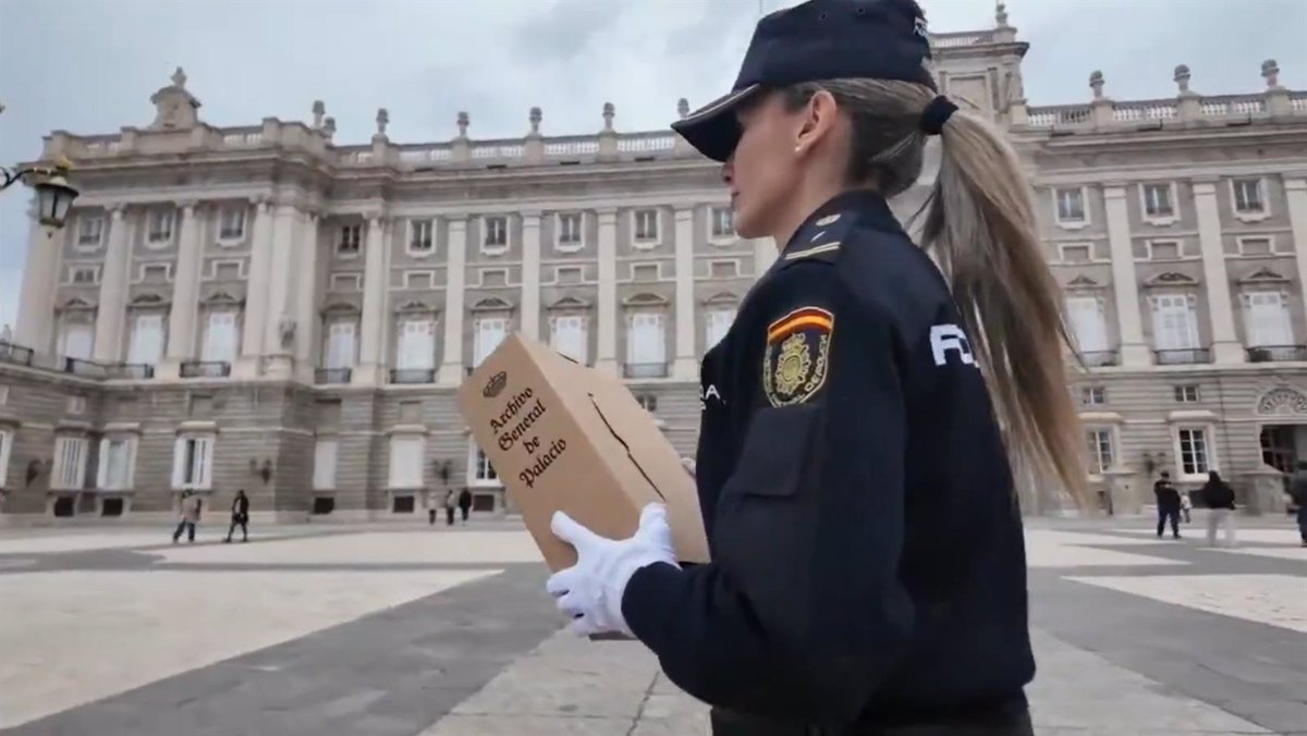 National Police and Heritage recover eight historical documents of the General Archive of the Palace